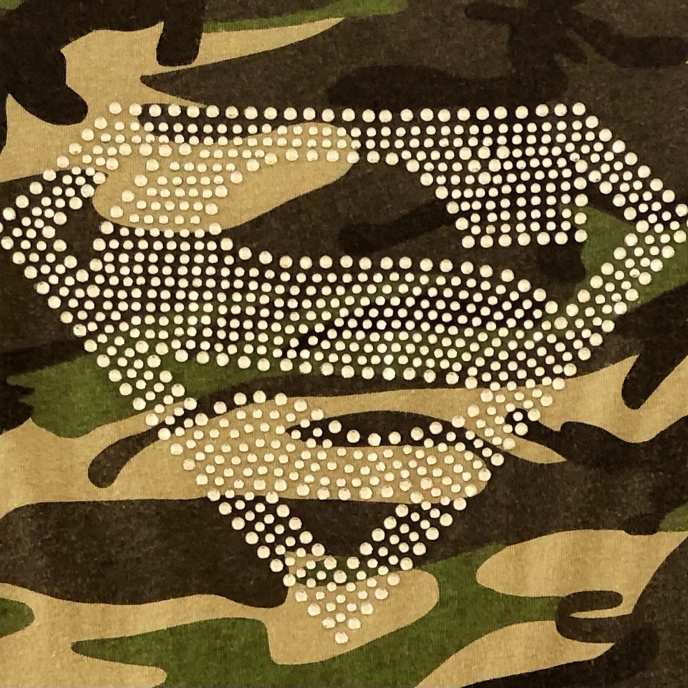 Camo Superman Rhinestone Logo T shirt
100% cotton junior M